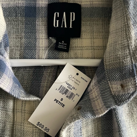GAP Women’s Casual Blue and Cream Plaid Shirt - Picture 2 of 3
